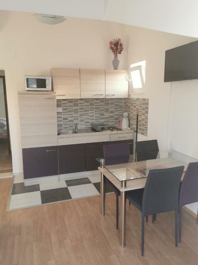 Apartmani "Ivan" Marina Exteriör bild
